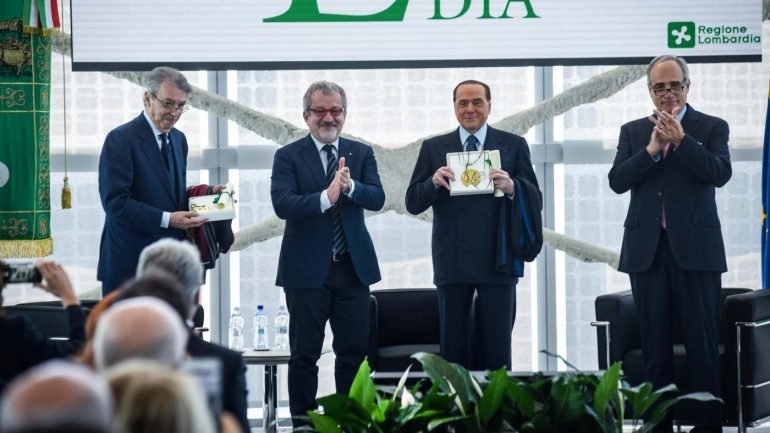 O antigo primeiro-ministro italiano, Silvio Berlusconi (terceiro a contar da esquerda), demonstrou o seu apoio à semi-autonomia