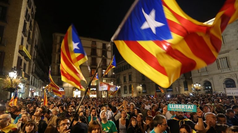 Milhares de pessoas manifestaram-se esta tarde em Barcelona, entre os discursos de Rajoy e Puigdemont