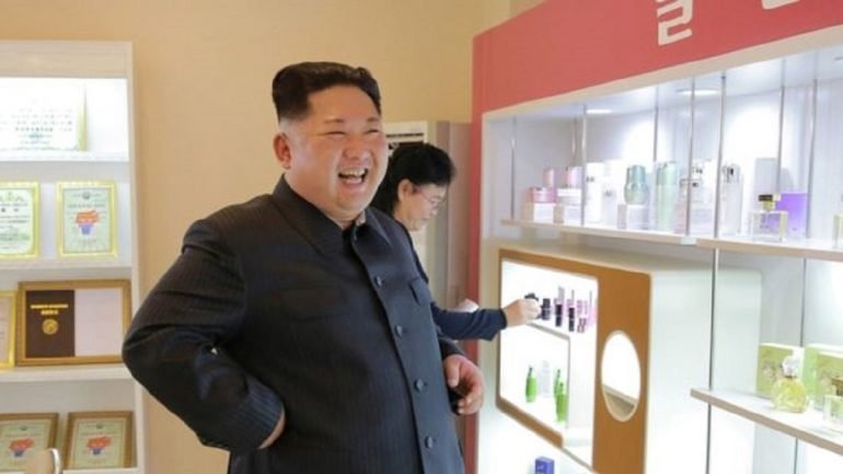 O líder norte-coreano visitou a Fábrica de Cosméticos de Pyongyang, acompanhado da mulher e da irmã