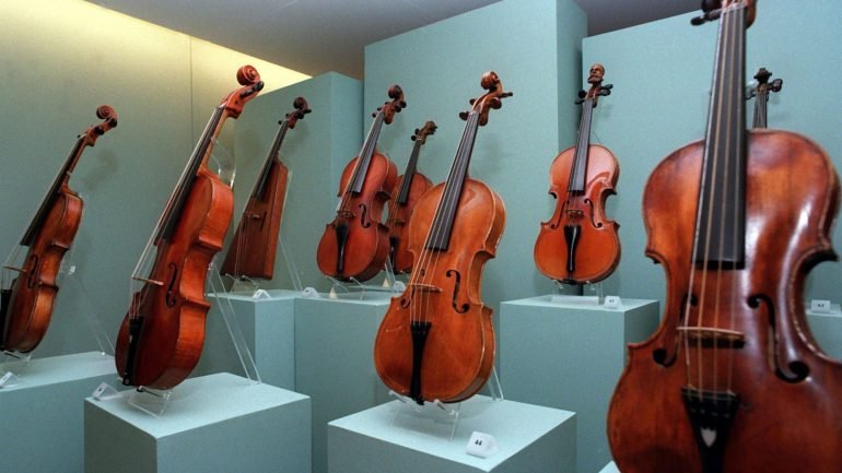 A coleção inclui um violoncelo de Antonio Stradivari, que pertenceu ao rei D. Luís