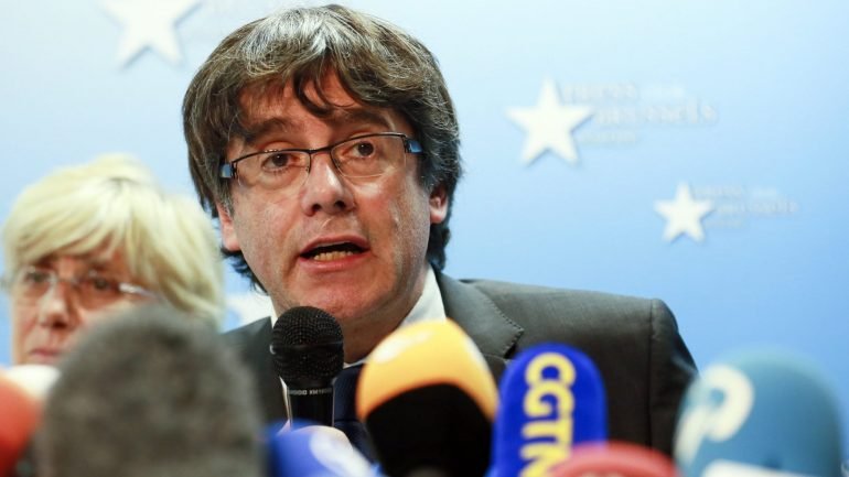 “Estamos dispostos a cooperar plenamente com a justiça belga na sequência do mandado europeu de detenção emitido por Espanha”, escreveu Puigdemont