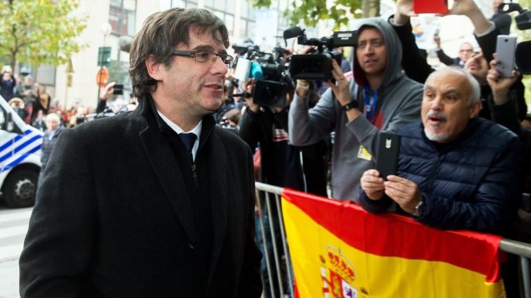 Puigdemont está na Bélgica com quatro membros do governo regional destituído