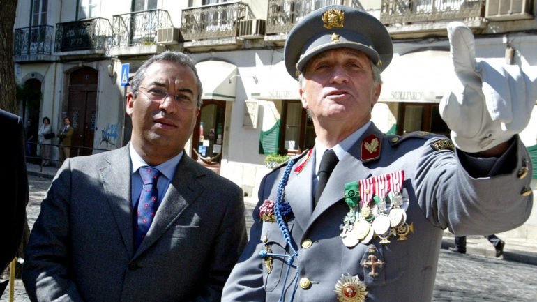 O general Mourato Nunes em 2005, com o então ministro da Administração Interna, António Costa