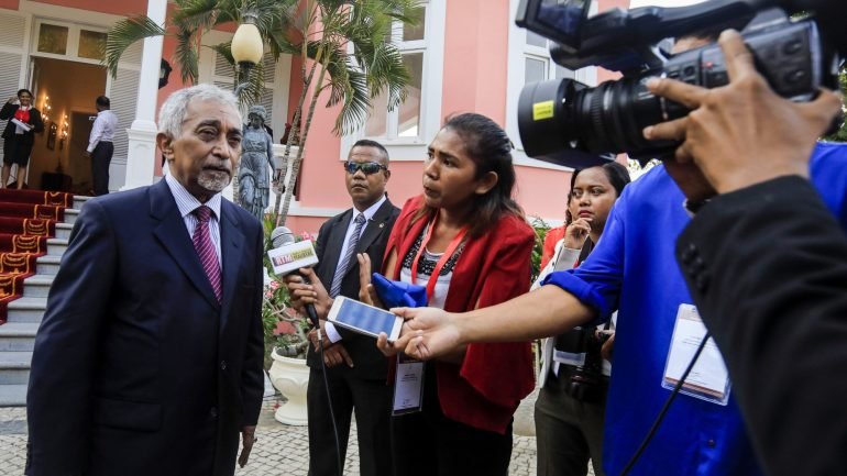 Primeiro-ministro timorense, Mari Alkatiri, a falar aos jornalistas.