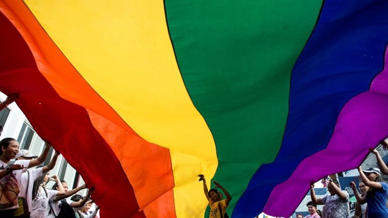 A homossexualidade foi retirada da lista oficial de transtornos mentais em 2001, na China.