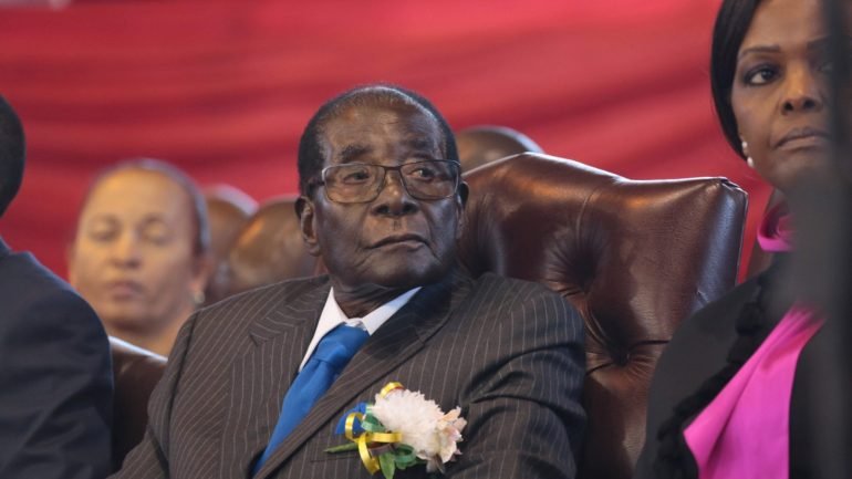 Mugabe está em prisão domiciliária desde que os militares ocuparam a televisão estatal e fizeram várias detenções na madrugada de quarta-feira