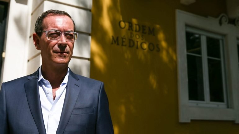 Miguel Guimarães já tinha dito que iria entregar o pedido de demissão de Jorge Simões ao ministro da Saúde