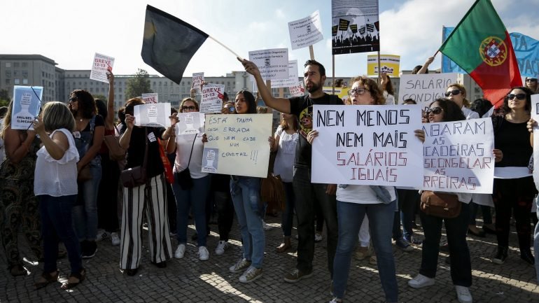Dezenas de técnicos de diagnóstico e terapêutica protestam em Lisboa, Porto e Coimbra.