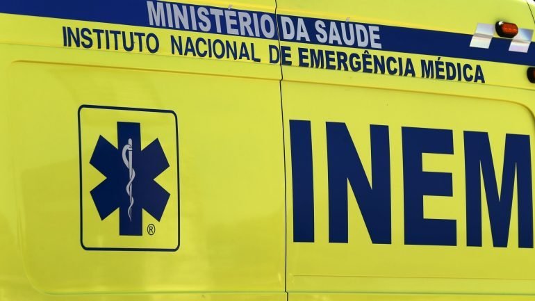 Estiveram no local os bombeiros de Sacavém, a PSP e o Instituto Nacional de Emergência Médica (INEM)