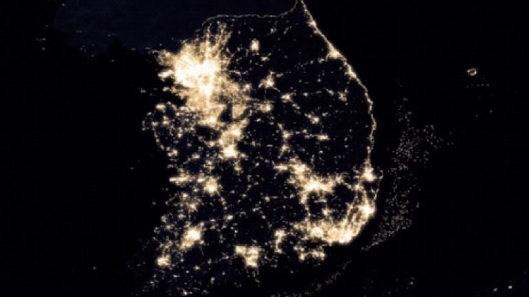 Uma rede luminosa gigante cobre o mapa mundo. E tem tendência a aumentar