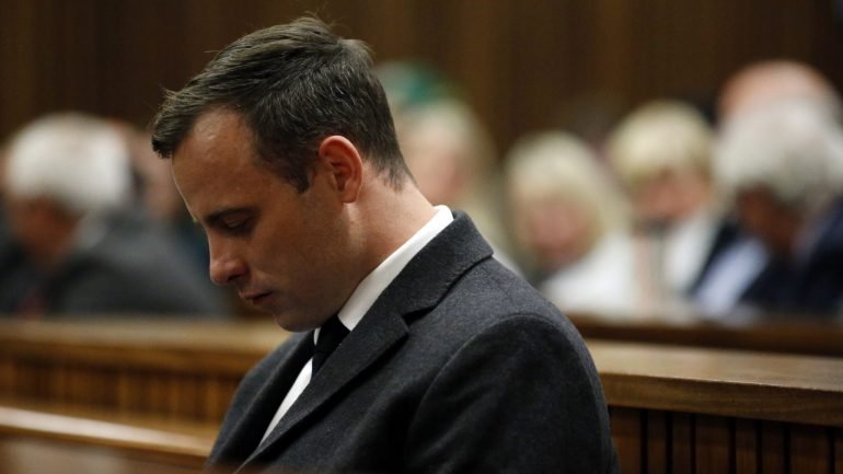 Oscar Pistorius chorou regularmente em tribunal