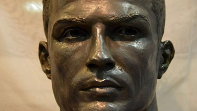 O escultor do novo busto do CR7 foi o autor do monumento funerário da Duquesa de Alba