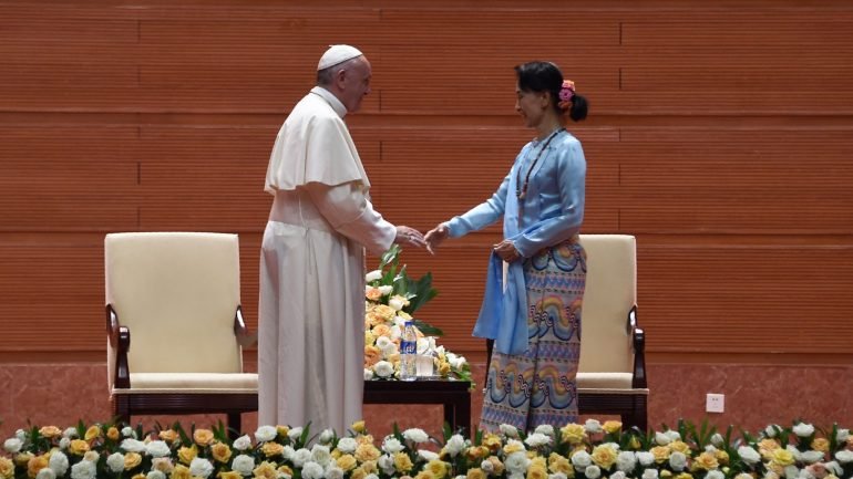 O Papa Francisco e Aung San Suu Kyi, atual líder do país, em Myanmar