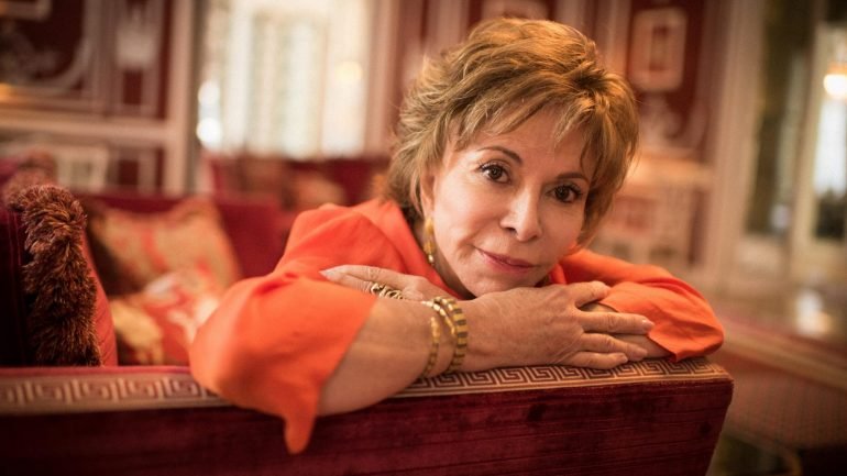 Isabel Allende recebeu em 2014 a medalha presidencial da liberdade pelas mãos de Barack Obama.