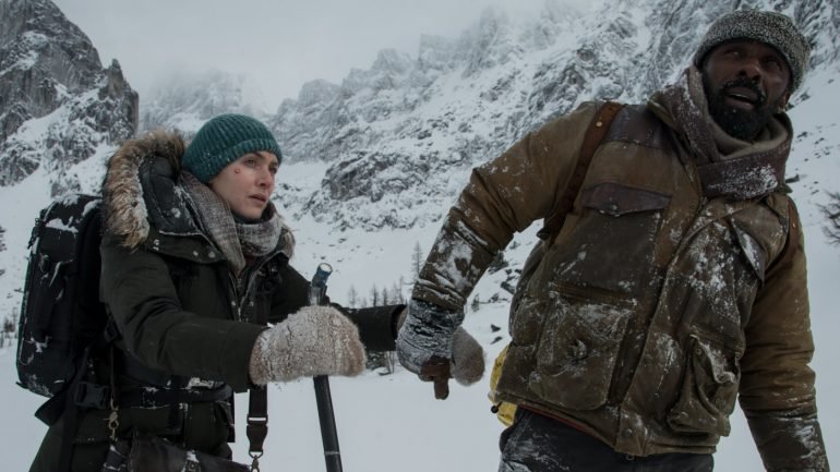 Kate Winslet e Idris Elba enfrentam os elementos no estereotipadíssimo &quot;A Montanha Entre Nós&quot;