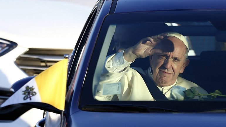 O papa aterrou na noite de segunda-feira na capital chilena para uma visita ao país