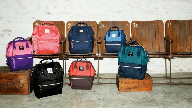 A Anello é uma marca japonesa, mas quase todas as suas mochilas vêm com um provérbio português. Porquê? Nem a própria marca sabe.