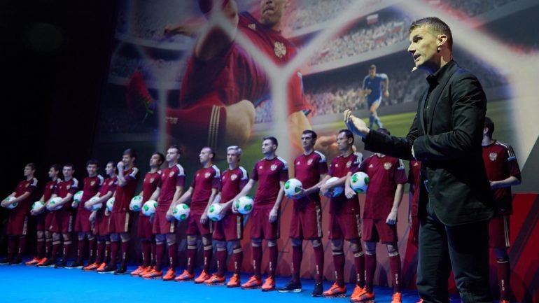Seleção russa de futebol, aqui numa cerimónia de apresentação formal, vai receber o próximo Campeonato do Mundo