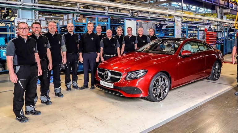 Cada um destes funcionários tem motivo para sorrir: em Abril, juntamente com o salário, vão receber um bónus de até 5.400€, em reflexo dos bons resultados operacionais do Grupo Daimler em 2016
