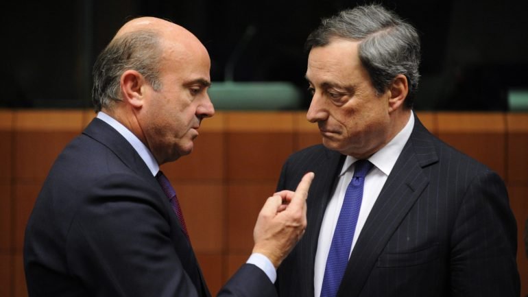 Espanhol Luis de Guindos (à esquerda) concorre à vice-presidência do BCE, agora liderado por Mario Draghi