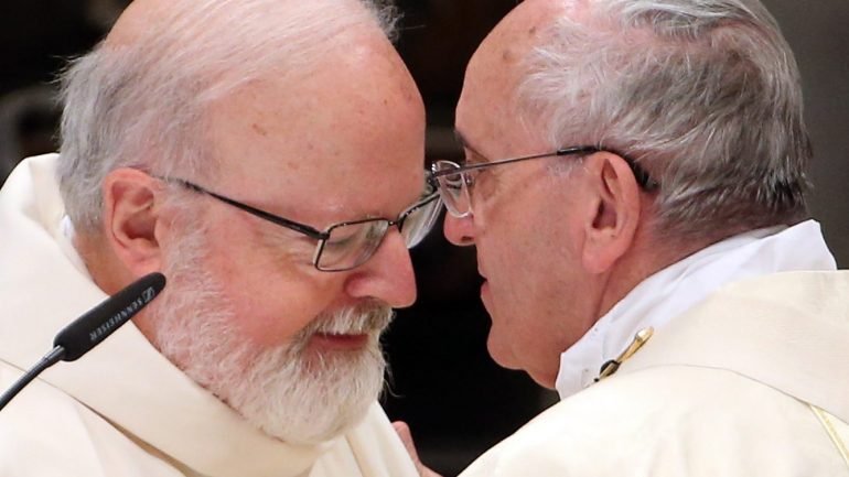 O Papa Francisco cumprimenta o cardeal Sean O'Malley
