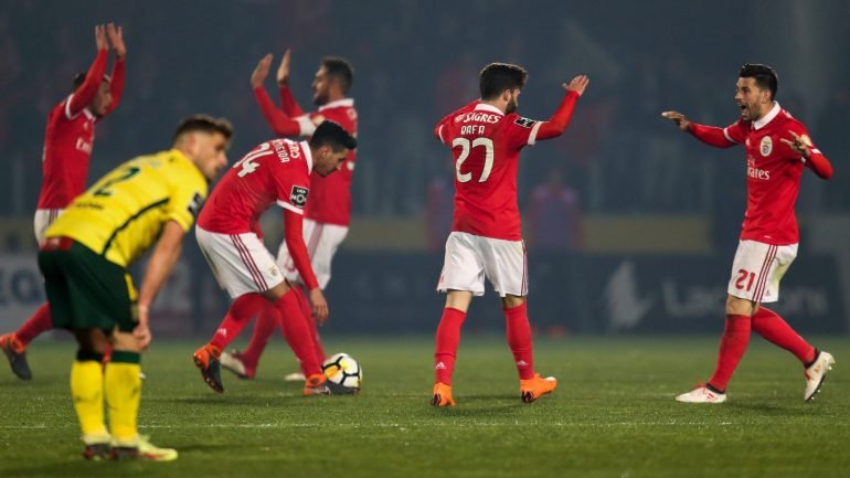 Pizzi comemora com Rafa mais um golo do Benfica: avançado português fez a melhor exibição da temporada (e até marcou)