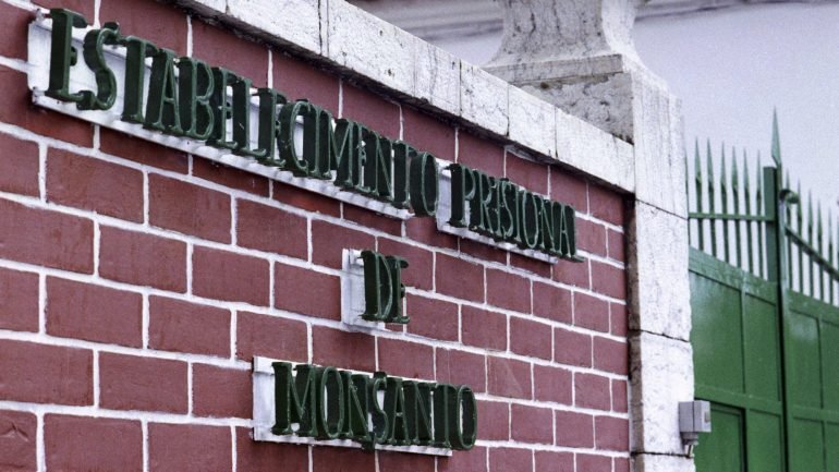 Os reclusos passam 21 a 23 horas em isolamento na prisão de Monsanto