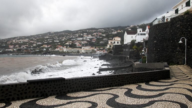 Devido à agitação marítima, a Câmara Municipal do Funchal mantém encerrado o passeio marítimo da Praia Formosa