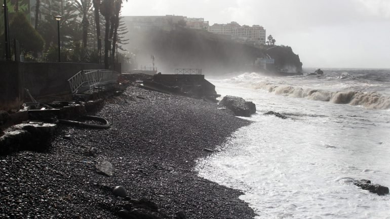O mau tempo na Madeira levou ao cancelamento de 10 voos
