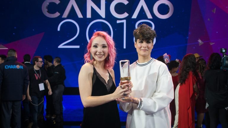 Cláudia Pascoal (à esquerda) e Isaura (à direita) são as próximas representantes portuguesas no Festival Eurovisão da Canção