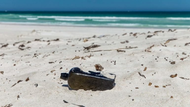 A garrafa foi encontrada em Lancelin por Tonya Illman e fotografada pelo seu marido. Foi atirada ao mar há 132 anos