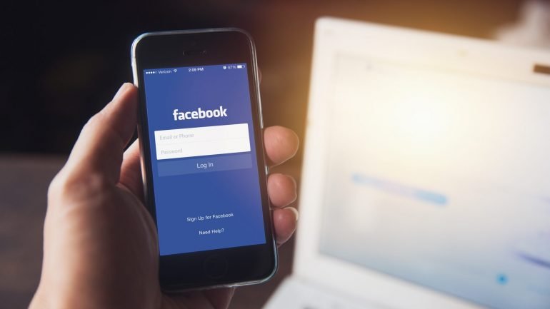 O Facebook foi criticado depois de ter sido divulgado que, através de uma app, uma empresa de análise de dados recolheu informação que os utilizadores tinham na plataforma.