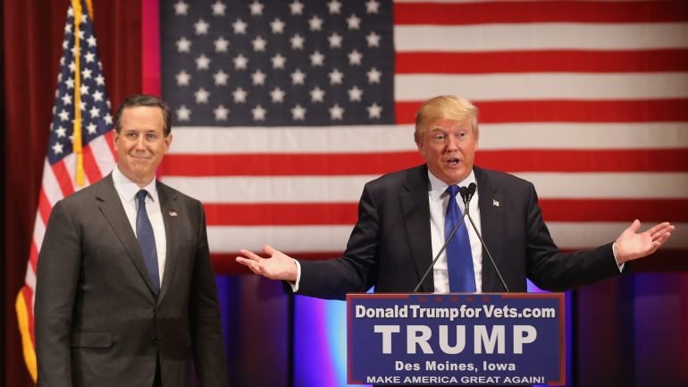 Rick Santorum, à esquerda de Trump na foto, foi candidato à nomeação republicana em 2016.