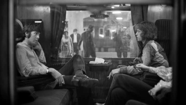 Paul McCartney (à esquerda) e Mick Jagger (à direita)