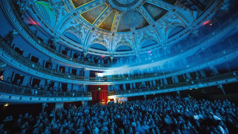 O Semibreve organiza concertos de música eletrónica experimental em locais inusitados da cidade de Braga (como igrejas, por exemplo)
