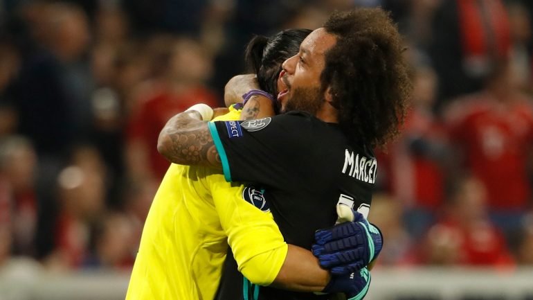 Marcelo festeja vitória com Navas: lateral e guarda-redes foram, a par dos centrais, os melhores do Real frente ao Bayern