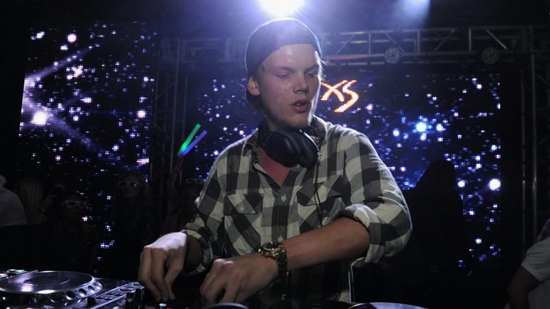 Tim Bergling, conhecido por DJ Avicii, morreu aos 28 anos, esta sexta-feira. Era um DJ e produtor musical sueco.