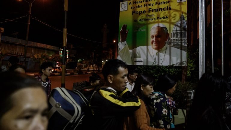 Habitantes de Kachin, de minoria católica, aquando da visita do Papa a Myanmar
