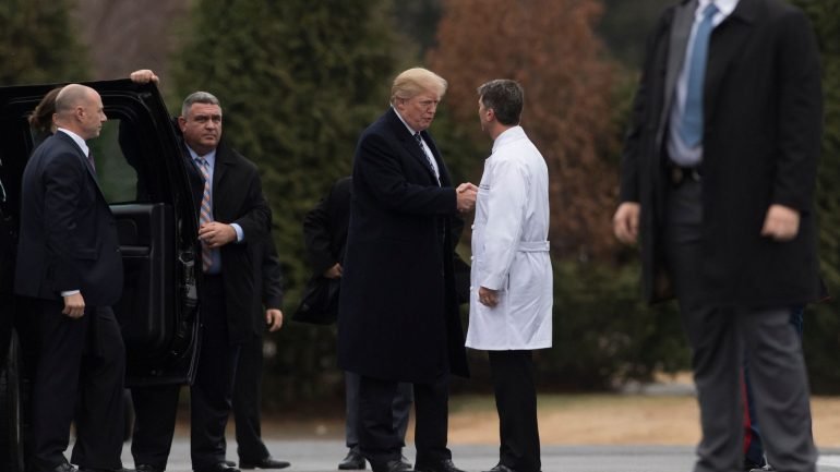 Donald Trump com Ronny Jackson, médico da Casa Branca