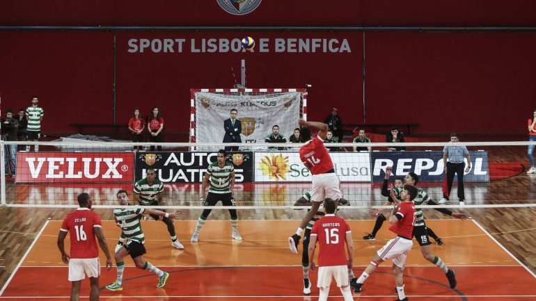 Triunfo por 25-23 no primeiro set empurrou Benfica para uma vitória que deixa a questão do título em aberto