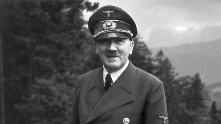 Adolf Hitler suicidou-se num bunker, em conjunto com a companheira, Eva Braun, aos 56 anos
