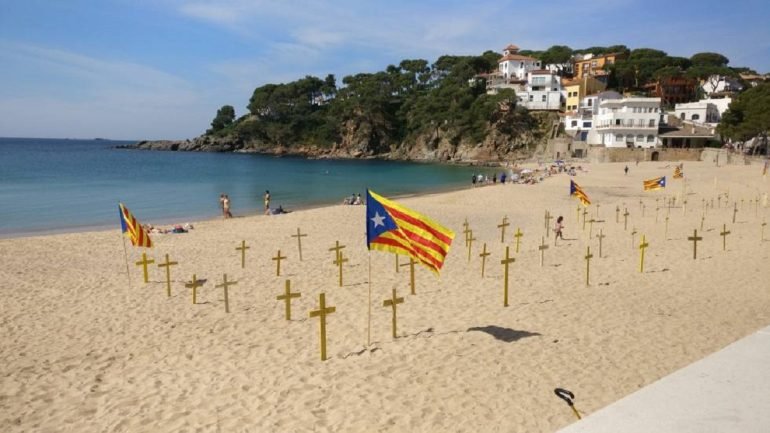 Este tem sido o cenário diário em várias praias da Catalunha