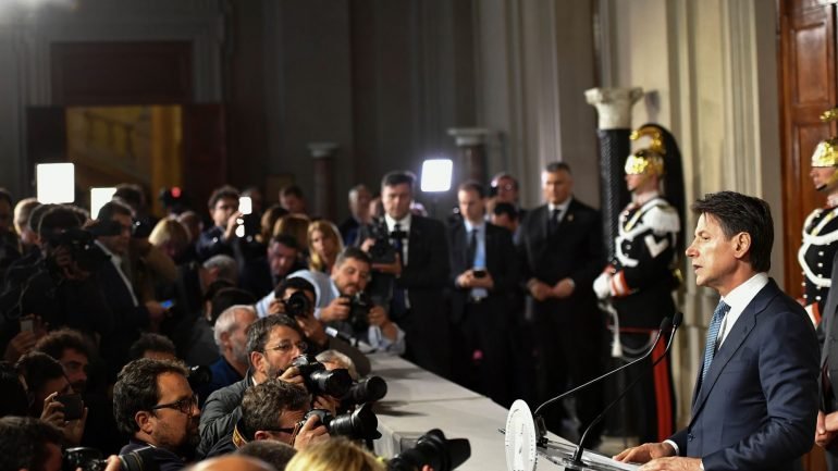 Giuseppe Conte à saída da reunião com Presidente italiano