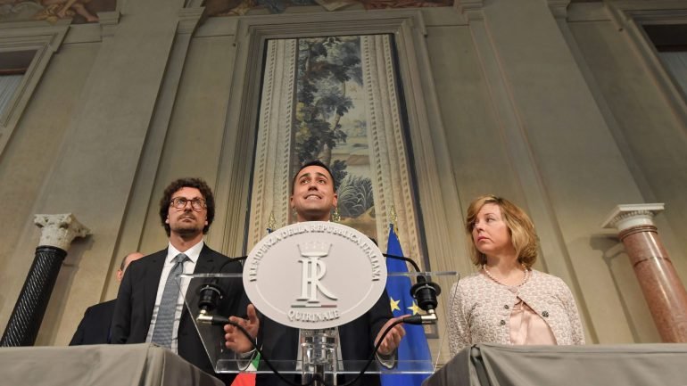 Luigi di Maio (ao centro) pede uma revolta popular contra a decisão do presidente Sergio Mattarella. Já há slogan: #omeuvotoconta