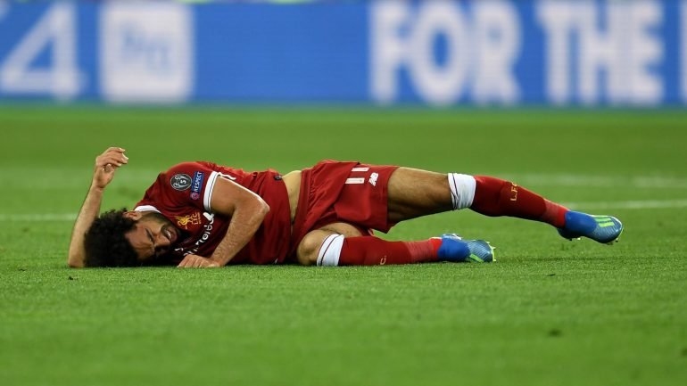 Salah lesionou-se no ombro direito durante um lance com Sergio Ramos