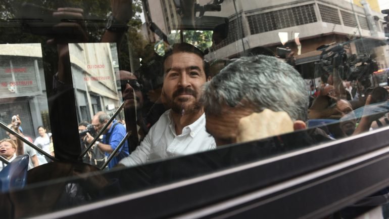 Autocarro transporta Daniel Ceballos, autarca da oposição libertado