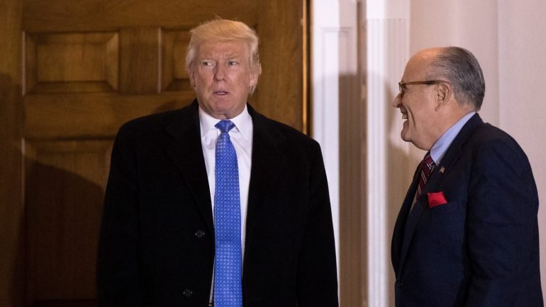 Presidente Donald Trump com Rudy Giuliani, o mais recente reforço da sua equipa de advogados e conselheiros.