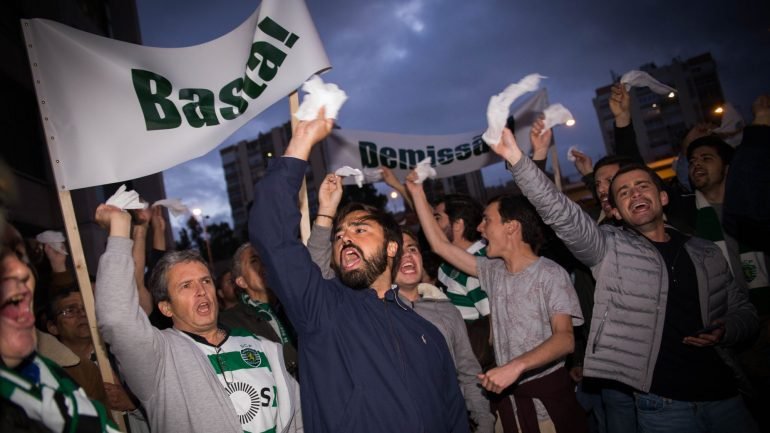 Centenas de sportinguistas pedem a Bruno de Carvalho que se demita, nas imediações do estádio José Alvalade