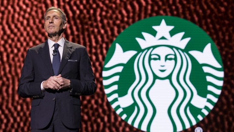 Howard Schultz tem 64 anos. Em 2016, foi apoiante de Hillary Clinton, ano em que abandonou o cargo de presidente executivo da cadeia de cafés para ser exclusivamente presidente de conselho de adminstração do Starbucks