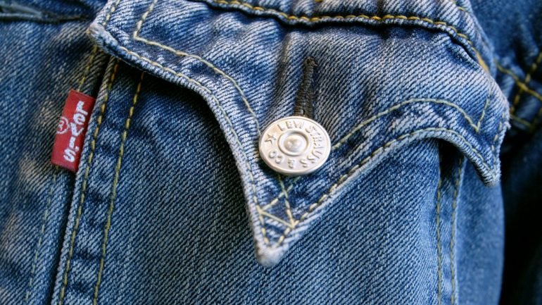 Se as calças da marca Levi's forem produzidas nos Estados Unidas terão de pagar uma taxa alfandegária de 25%